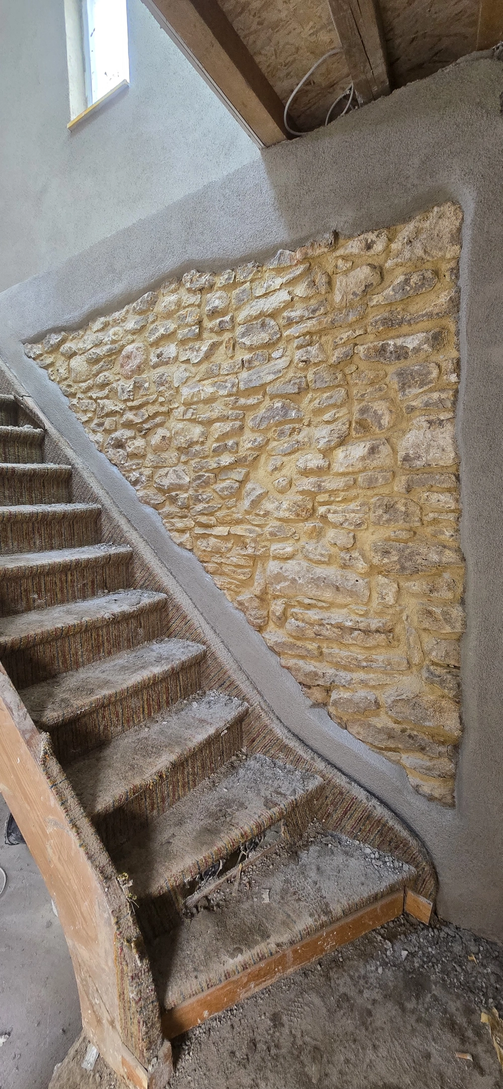 Freigelegte Natursteinwand an einem Treppenaufgang bei Naturstein Wandverkleidung