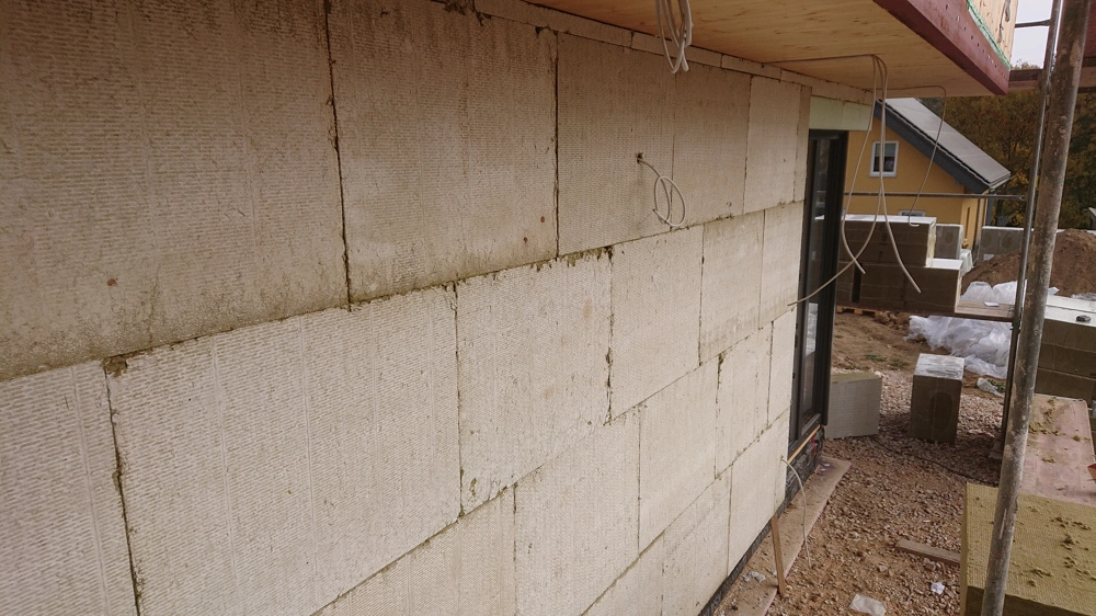 Hausfassade mit montierten Dämmplatten und Gerüst im Rahmen der Fassadendämmung