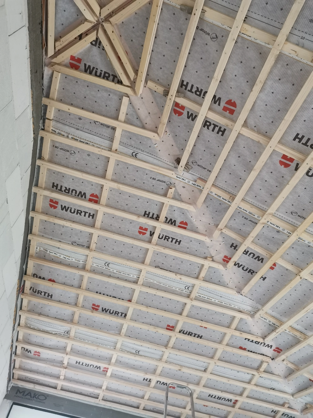 Rohmontage einer abgehängten Decke mit Holzlattung und Dampfsperre im Trockenbau