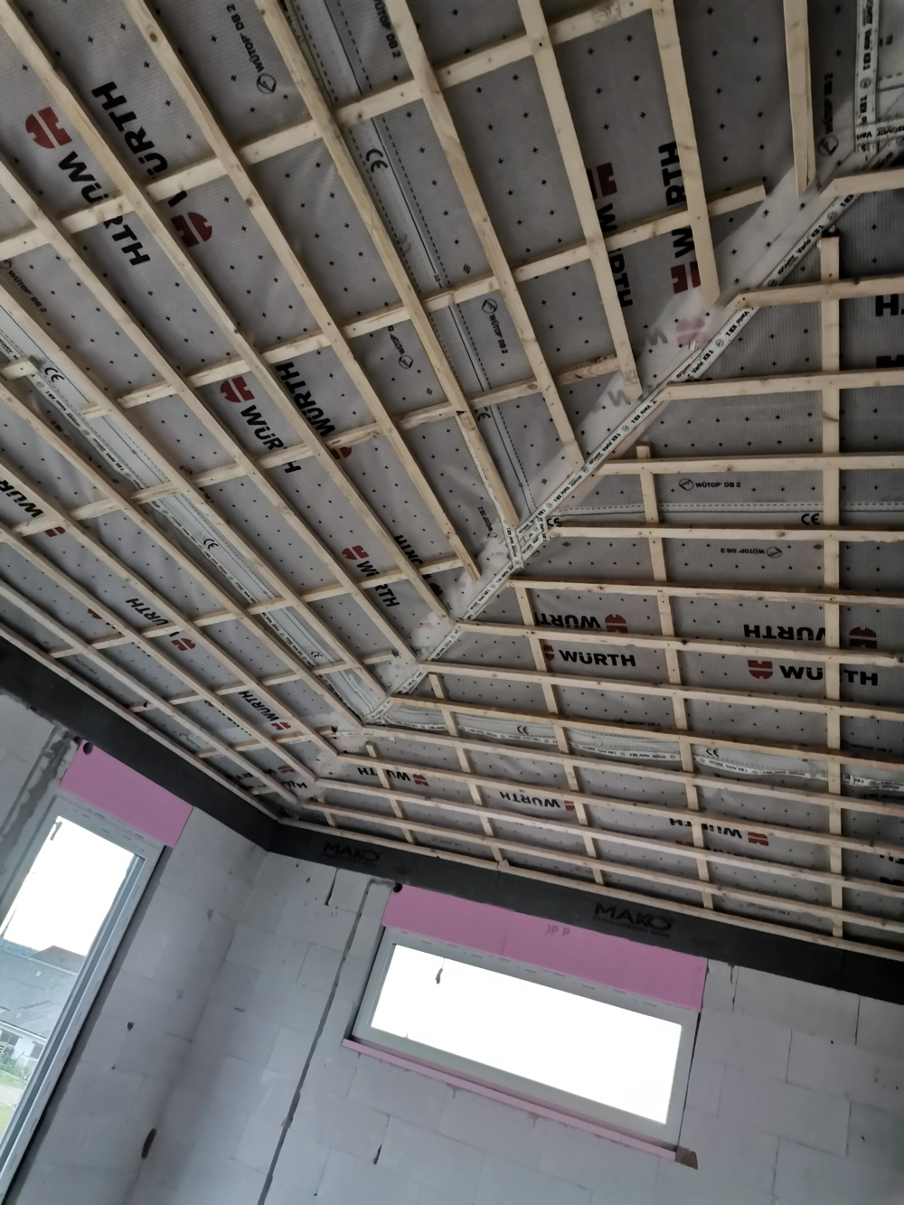 Unfertige Abgehängte Decken mit Holzunterkonstruktion und Dämmplatten im Innenausbau
