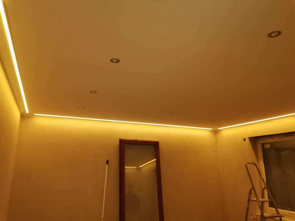 Innenraum mit abgehängter Decke, LED-Lichtleisten und Einbaustrahlern – Abgehängte Decken