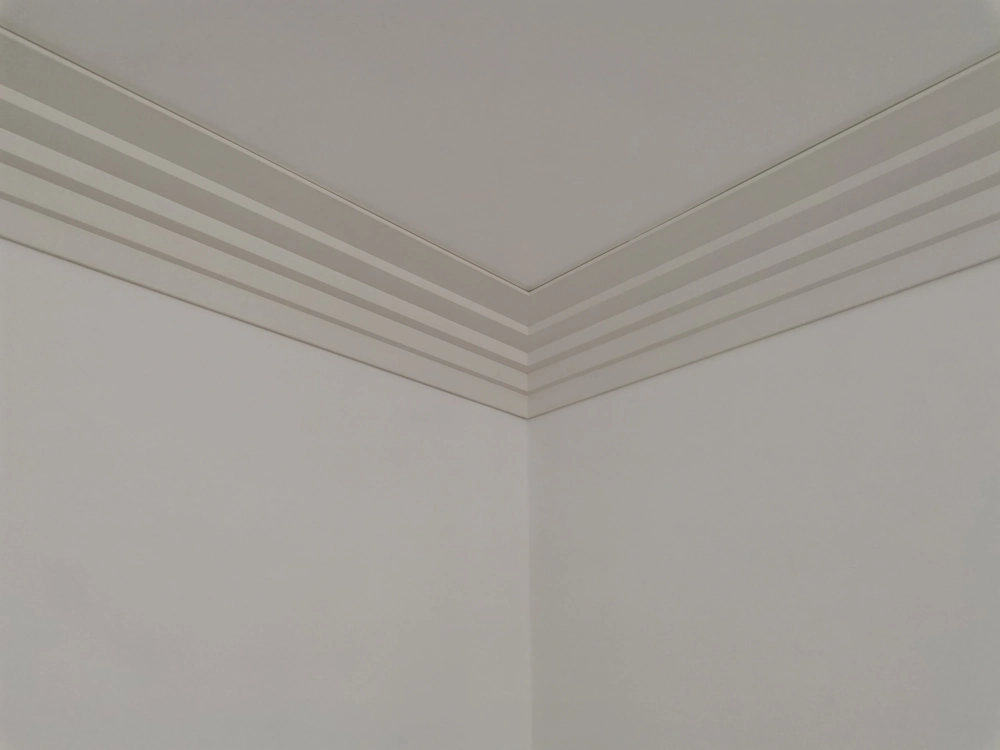 Innenraumecke mit abgehängter Decke und mehrstufigem Stuckprofil, Abgehängte Decken