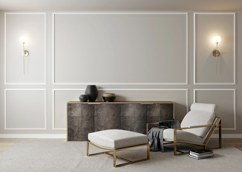 Modernes Wohnzimmer mit Stuckwand, Sideboard, Loungesessel und Hocker auf Teppich
